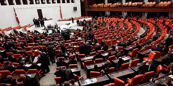 Meclis çalışmalarına 10 gün ara verildi