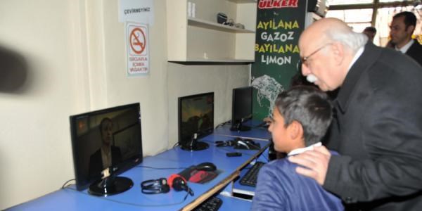 Bakan Avcı, internet kafede