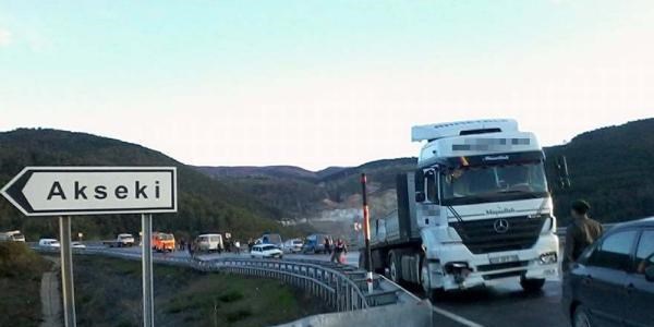 Öğrenci servisine TIR çarptı: 1 ölü, 15 yaralı