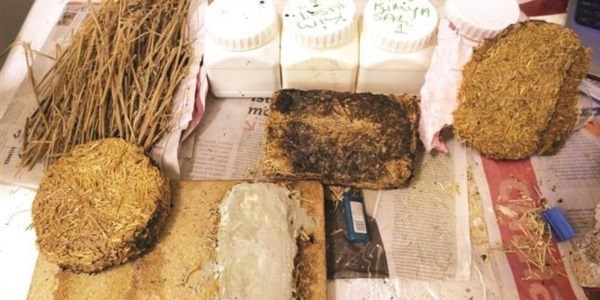 Öğrencilerden anızdan yanmaz yalıtım malzemesi