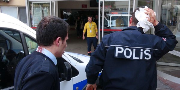 Kavgayı ayırmak isteyen polisin silahını alıp dövdüler