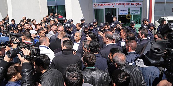 CHP'liler oy sayım merkezinin önünde toplandı