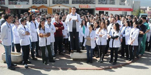 OMÜ'de Doktorlar eylem yaptı