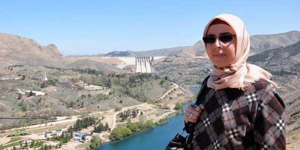 Başörtülü Başkan mesaiye başladı