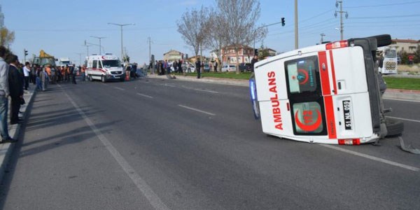 Ambulans devrildi: 3 yaralı