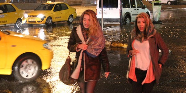 stanbul'da yamur gece de etkili oldu