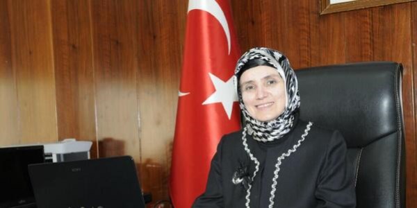 Rektör, 'görevden alınmamak için örtündü' iddiası