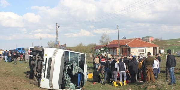 Öğretmenleri taşıyan servis devrildi: 15 yaralı