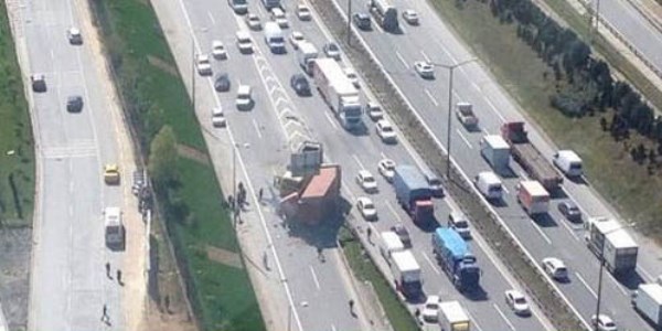 TEM'de iki TIR kafa kafaya arpt! Trafik fel