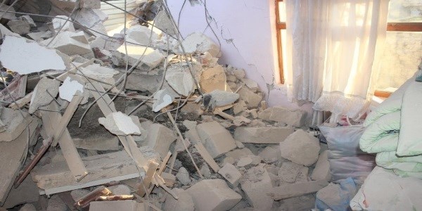 Minare, imamın evinin üstüne devrildi