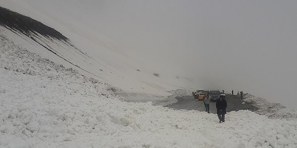 Van-Bahçesaray kara yoluna çığ düştü
