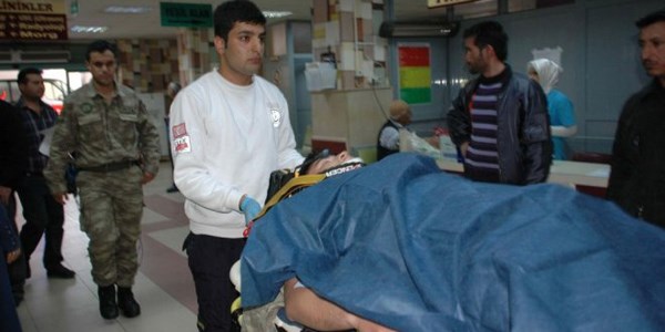 Askeri araçtan düşen asker yaralandı