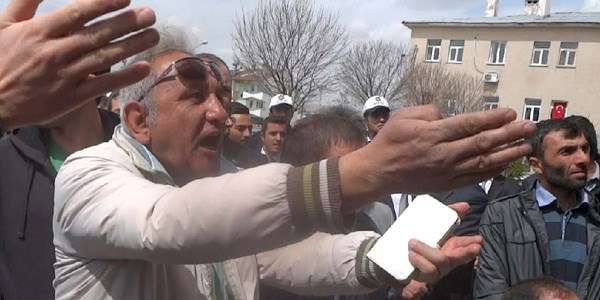 Polislerle öğretmenler törende kavga etti!
