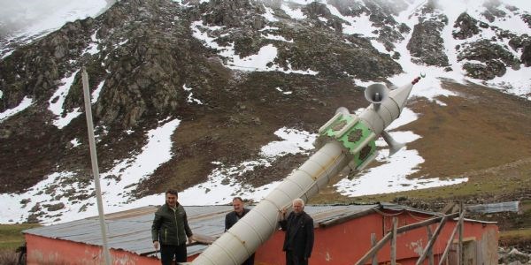 Minareyi kışın yatırıp, yazın kaldırıyorlar