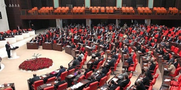 4 eski bakanla ilgili gece yarısı önergesi