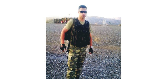 İki uzman çavuş hala göstericilerin elinde