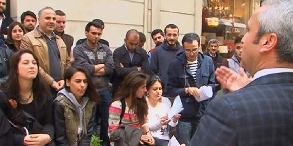 Okula alınmayan profesör dersini sokakta yaptı!