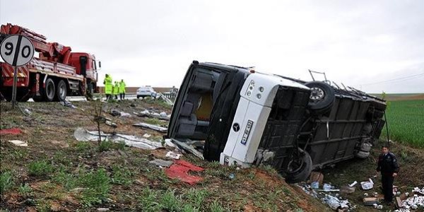 Mitinge giden otobüs devrildi: 37 yaralı