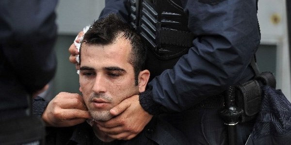 Polis memuru taşların hedefi oldu