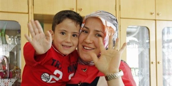Aile sevgisi engelli çocuğu konuşturdu
