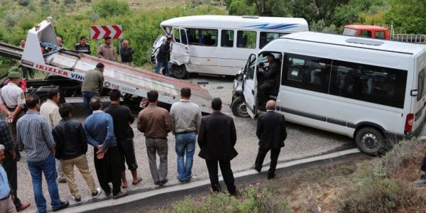 Öğrenci servisi kaza yaptı: 16 yaralı