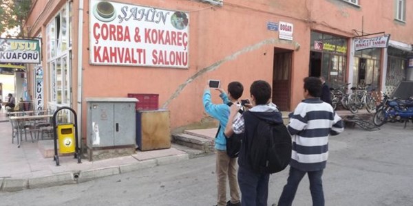 Öğrenciler tabela yazım hatalarını tespit ediyor