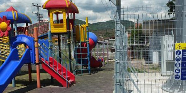 Çocuk parkının içine baz istasyonu kurdular!
