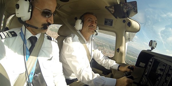 Bakan Eker pilot diplomasını aldı!