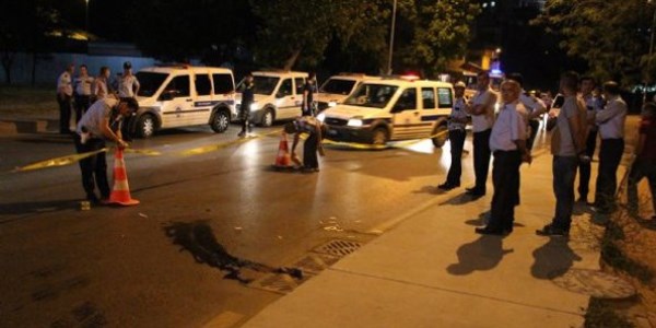 Dur ihtarına uymayan otomobil polise çarptı