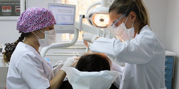 Dişeti çekilmeleri diş kayıplarını tetikliyor