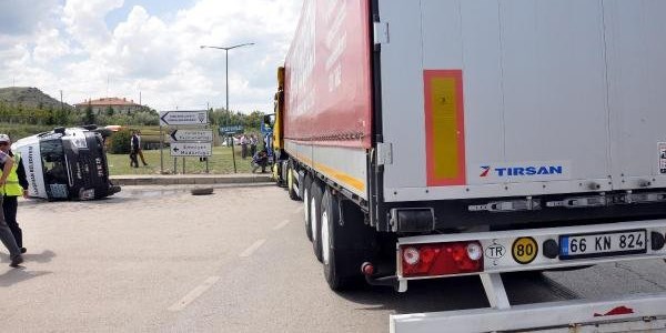 TIR minibüse çarptı: 13'ü üniversiteli,15 yaralı