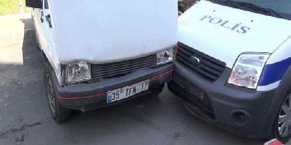 Polis aracına çarpınca yakalandı!