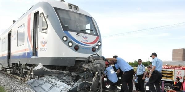 Tren aracı biçti: 2 ölü