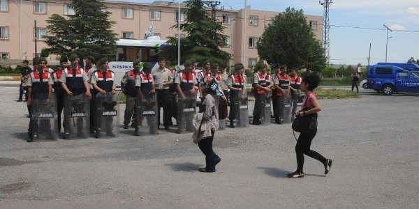 Üniversite öğrencileri arasında taşlı sopalı kavga