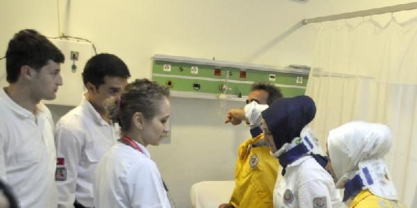 Ambulans, kamyonetle çarpıştı: 6 yaralı