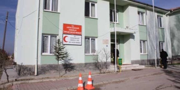 Hasta yakınları doktorları darp etti