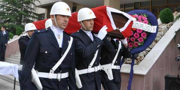 Trafik kazasında yaralanan polis öldü