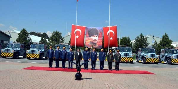 Milli uçak çeker aracı TSK'ya kazandırıldı