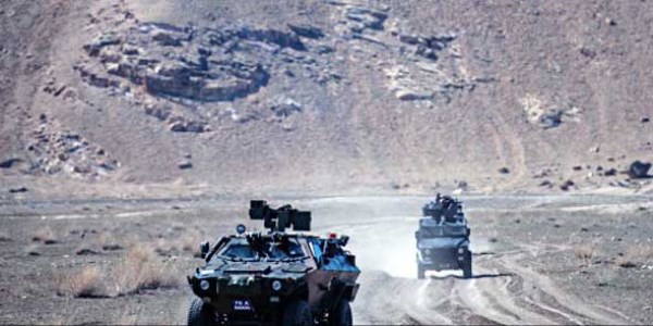 Kaçakçılardan askerlere doçkalı saldırı!