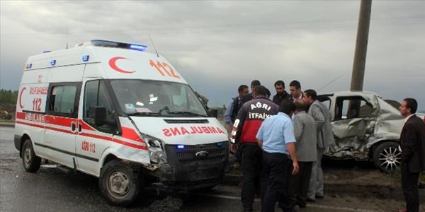 Ambulans kaza yaptı: 3 yaralı