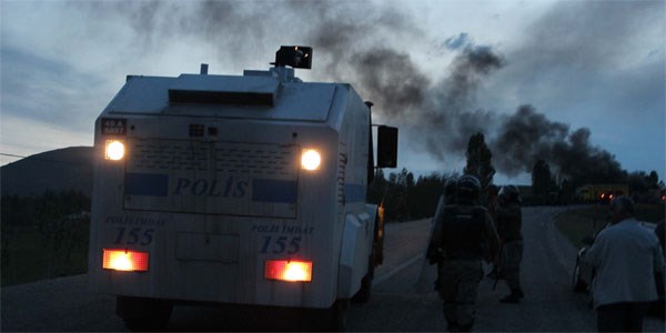 Muş'ta yolu kapatanlara müdahale:16 asker yaralı