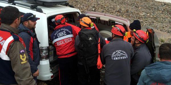 Kadın doktor dağcı ölümden döndü