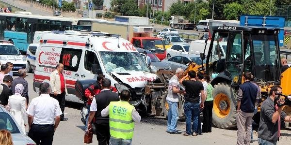 Ambulans kepçeye çarptı: 4 yaralı