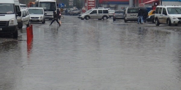 Sağanak yağış yaşamı olumsuz etkiledi