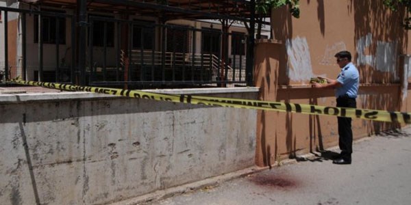 Duvardan atlayan öğrencinin kolu demire takıldı