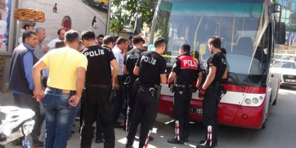 Halk otobüsü şoförü yolcuyu bıçakladı!