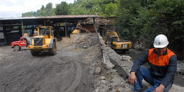 6 ayda üretilen kömürü sel aldı
