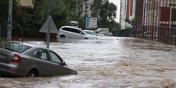 Şiddetli yağış su baskınlarına yol açtı