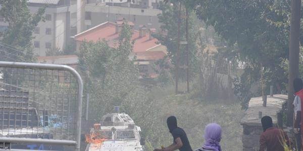 Askeri kışlaya bomba attılar