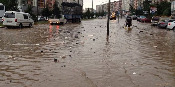 İzmir'de sokaklar göle döndü!